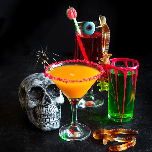 halloween drinks with garnishes and rims