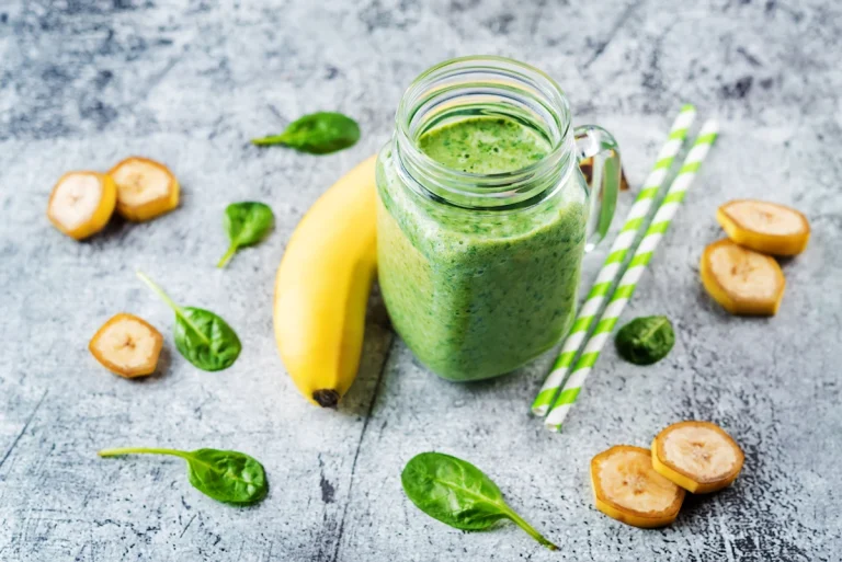 spinach green smoothie with banana and fruit for spring energy